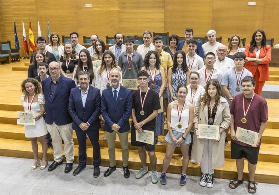 Premiados en las Olimpiadas Científicas y autoridades en el acto celebrado en el Paraninfo de la Universidad de Cantabria.