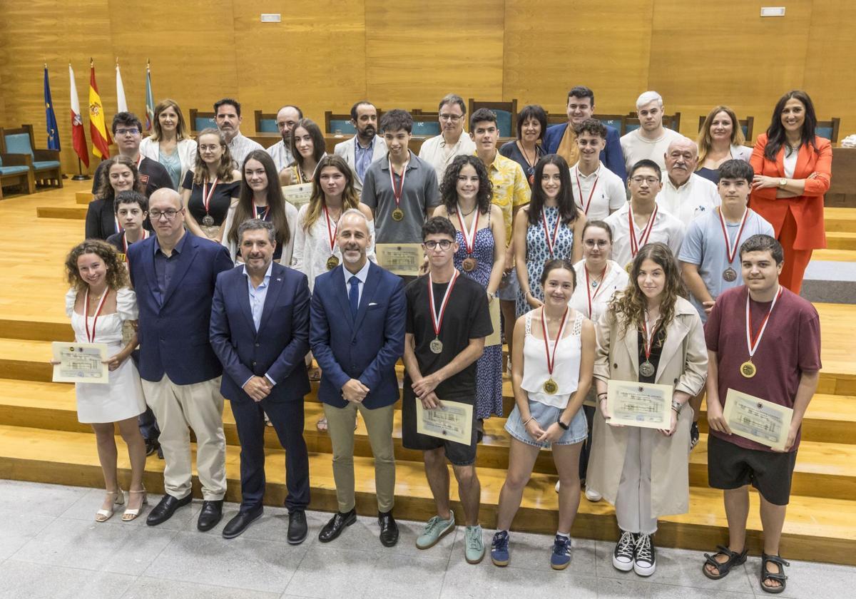 Premiados en las Olimpiadas Científicas y autoridades en el acto celebrado en el Paraninfo de la Universidad de Cantabria.