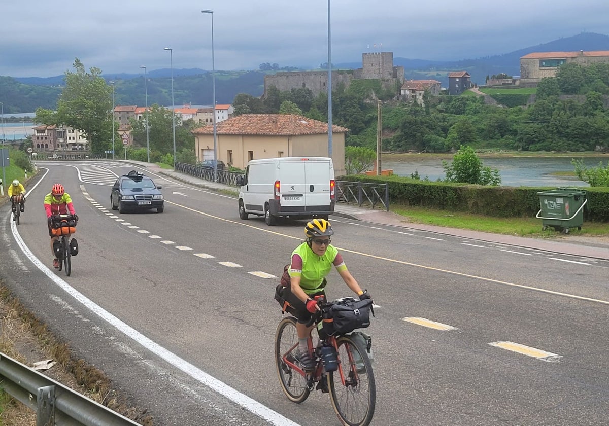 Zona de la carretera N-634 en la que se actuará para construir los aparcamientos y el carril bici.