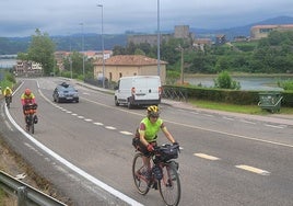 Zona de la carretera N-634 en la que se actuará para construir los aparcamientos y el carril bici.