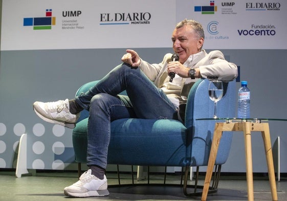Manuel Vilas, en el Paraninfo de La Magdalena, durante su intervención en los Martes Literarios.