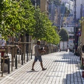 Un hombre camina, ayer, por la calle Peña Herbosa, una de las que está incluida en la Zona de Bajas Emisiones de Santander.