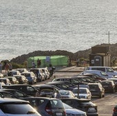 El aparcamiento de Liencres, a rebosar en un día cualquiera con buen tiempo.