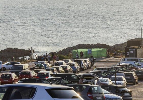 El aparcamiento de Liencres, a rebosar en un día cualquiera con buen tiempo.