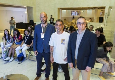Alfonso Badolato, Eduardo Quintana e Íñigo Noriega, ayer, antes de la charla.