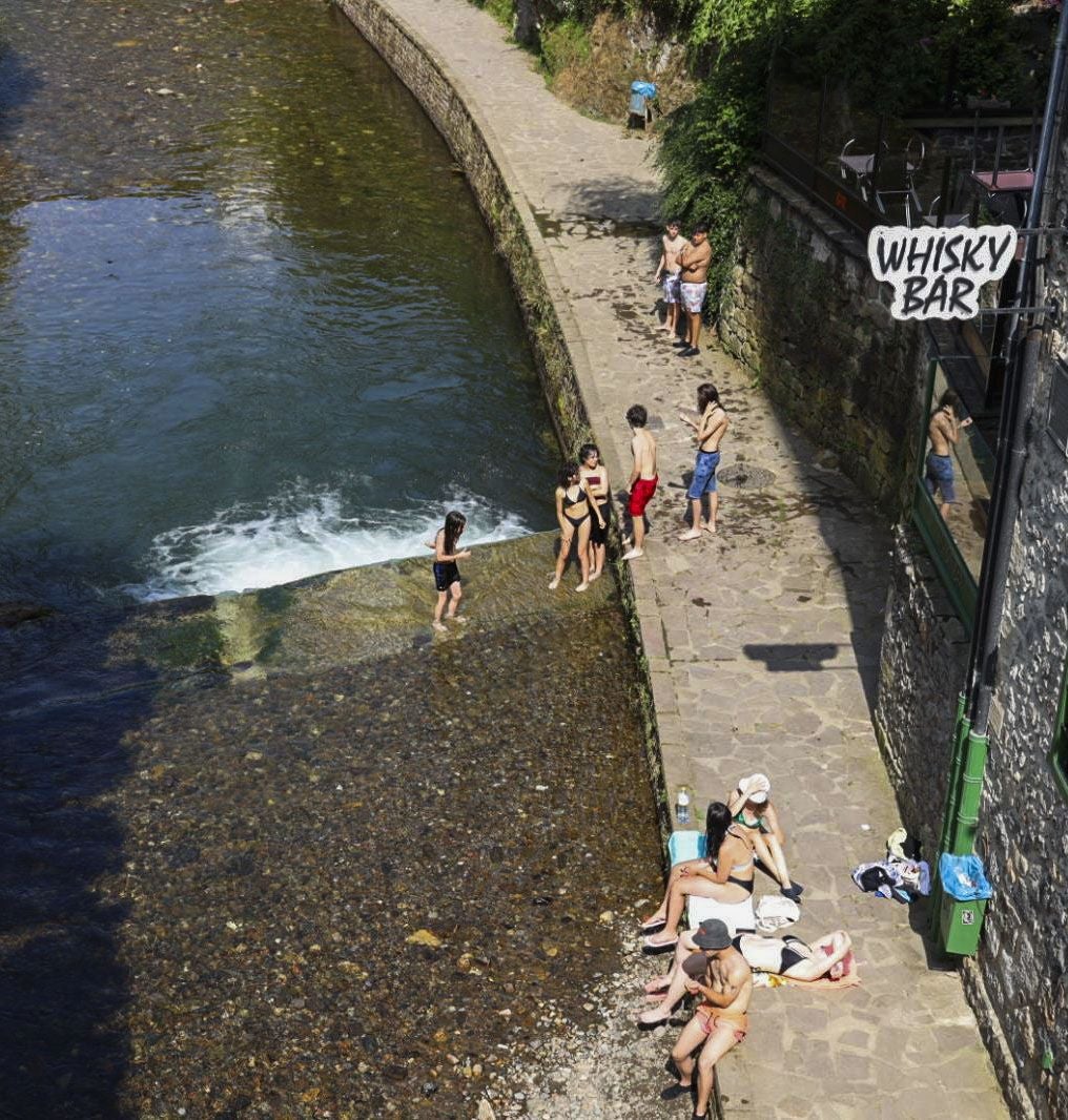 En Potes los vecinos se bañaron en el Deva.