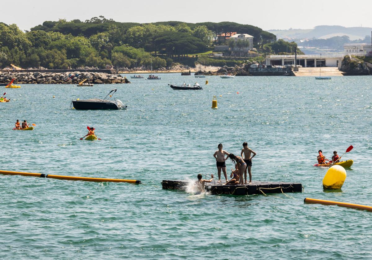 Bañistas en la playas de La Magdalena y Los Peligros.