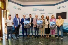 Los organizadores posan con los responsables del Ayuntamiento de Santander y el consejero de Fomento