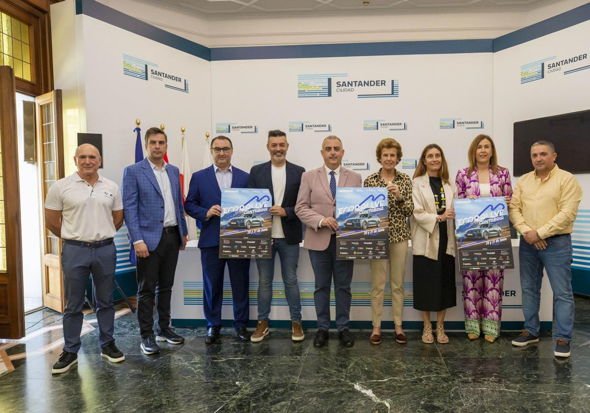 Los organizadores posan con los responsables del Ayuntamiento de Santander y el consejero de Fomento