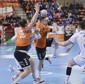 Oswaldo Maestro durante un lanzamiento en el partido contra Frigoríficos del Morrazo Cangas.