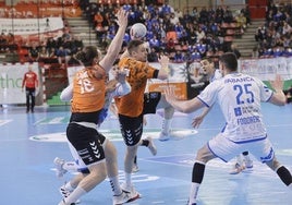 Oswaldo Maestro durante un lanzamiento en el partido contra Frigoríficos del Morrazo Cangas.