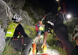 Bomberos del Gobierno durante el rescate del cuerpo.