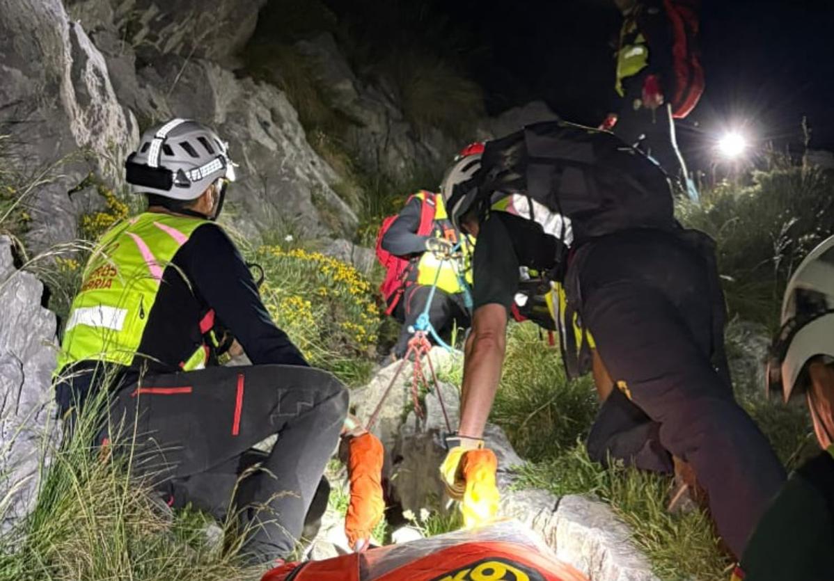 Bomberos del Gobierno durante el rescate del cuerpo.
