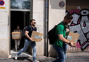 Agentes de la Guardia Civil durante el registro en casa de Ábalos.