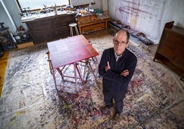 El pintor Ricardo Cavada en un retrato tomado en su estudio.