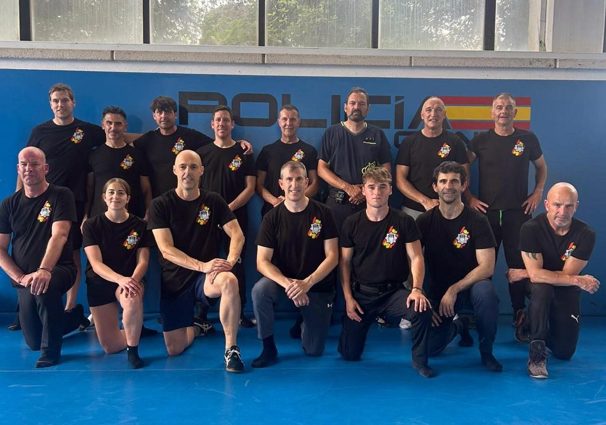 Policías locales cántabros que han participado durante seis semanas en el curso de formación.