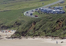 Área de autocaravanas a pie de playa en la carretera que une San Vicente de la Barquera y Gerra