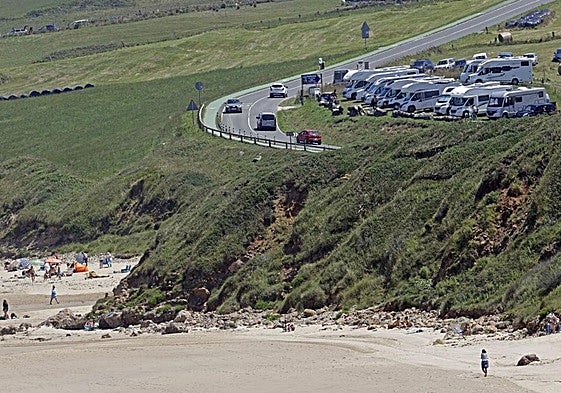 Área de autocaravanas a pie de playa en la carretera que une San Vicente de la Barquera y Gerra