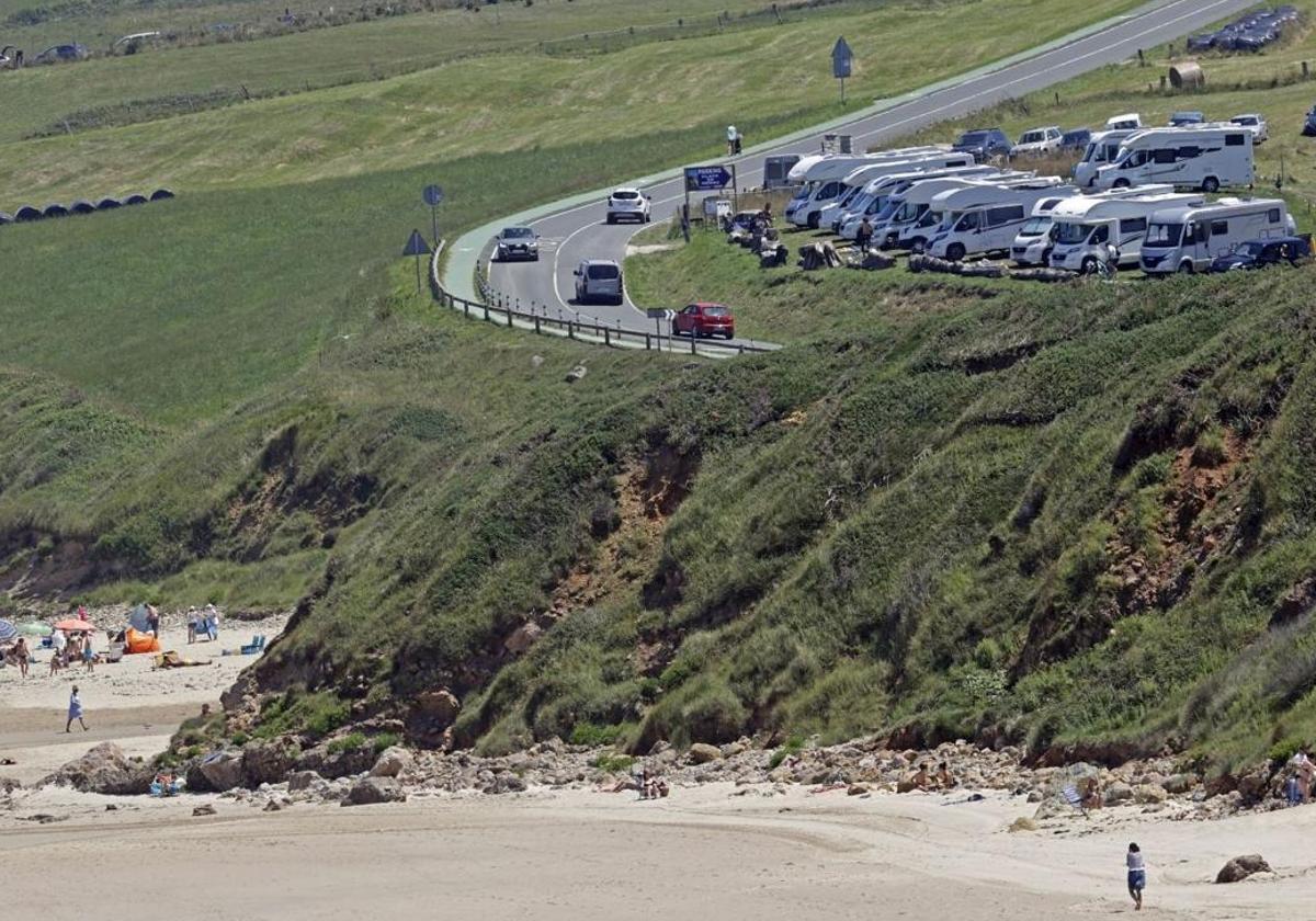 Área de autocaravanas a pie de playa en la carretera que une San Vicente de la Barquera y Gerra