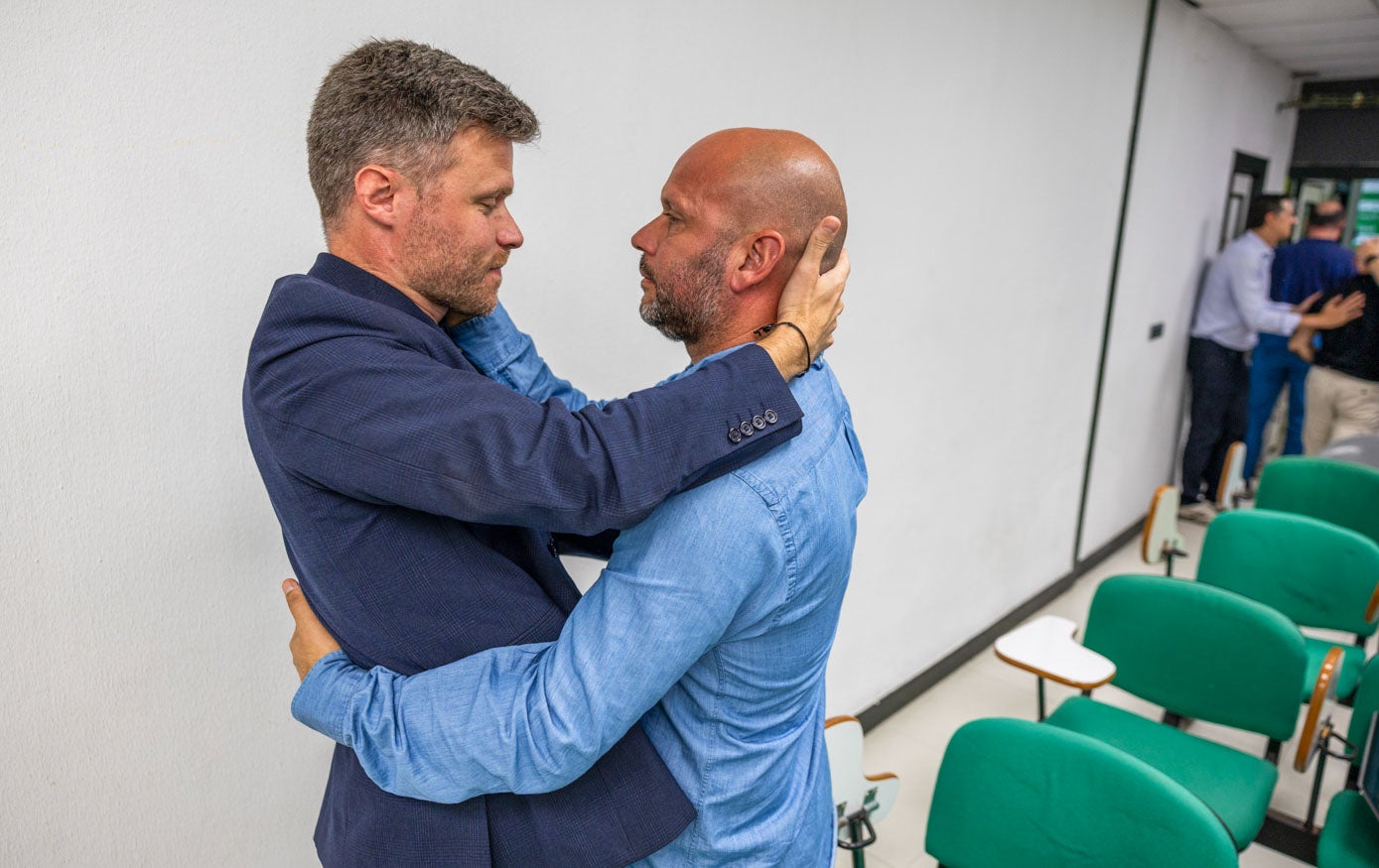 Mikel Martija y José Alberto se funden en un abrazo tras la rueda de prensa. 