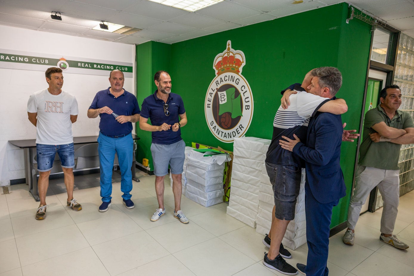Mikel Martija se abraza al entrenador de porteros del Rayo Cantabria, Laureano Echevarría, en presencia de Oriol Lozano, Ezequiel Loza y Juanjo Uriel. 