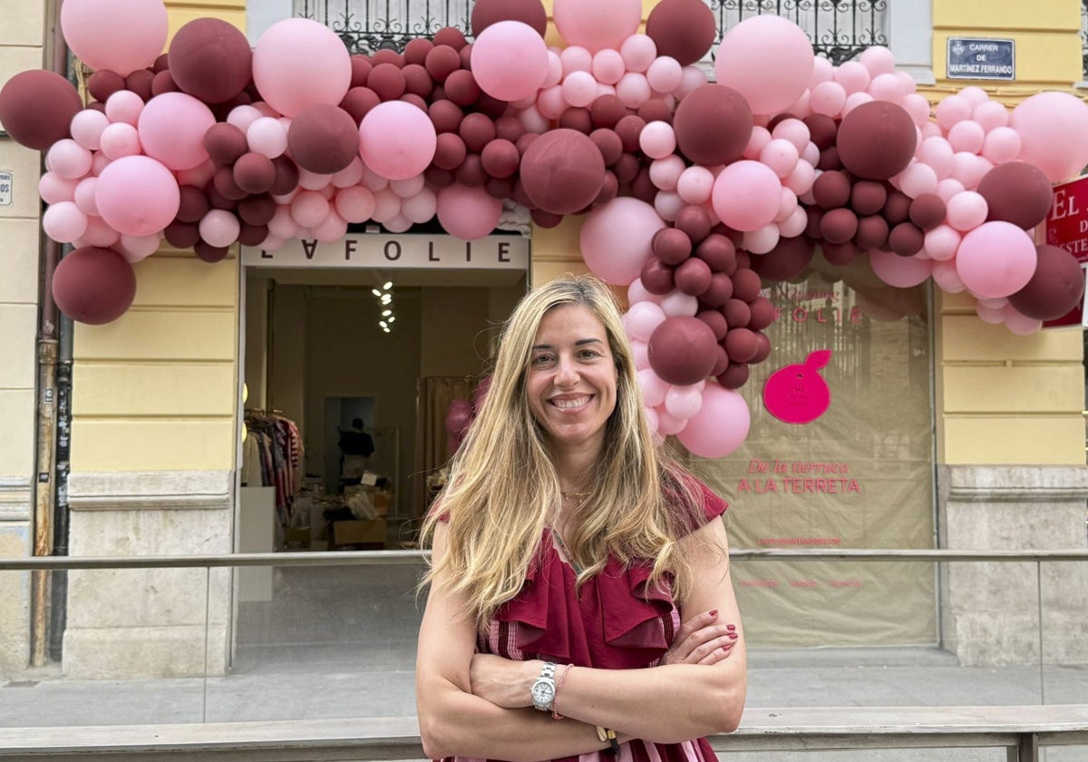 Paula Martínez a las puertas de su nuevo local en la calle Conde Salvatierra de Valencia, que abre hoy al público.