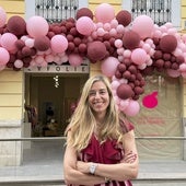 Paula Martínez a las puertas de su nuevo local en la calle Conde Salvatierra de Valencia, que abre hoy al público.