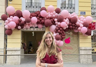 Paula Martínez a las puertas de su nuevo local en la calle Conde Salvatierra de Valencia, que abre hoy al público.