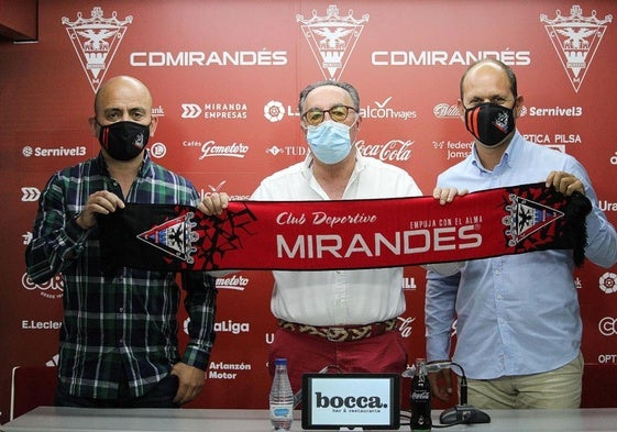 Aragón y José Alberto escoltan a Alfredo de Miguel durante la presentación del asturiano en Anduva.