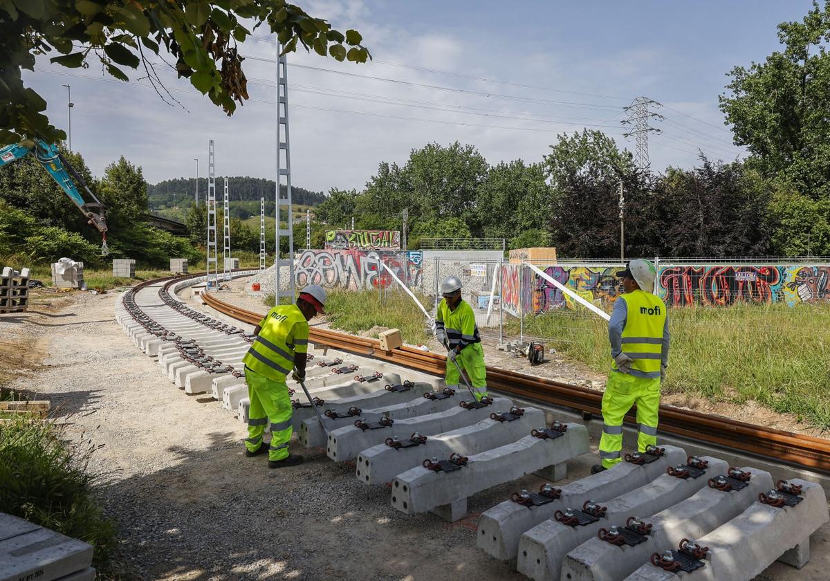 Operarios de la adjudicataria, la UTE Vialobra-SIEC, trabajan en la construcción del nuevo trazado ferroviario, junto a las pistas de skate de La Lechera.