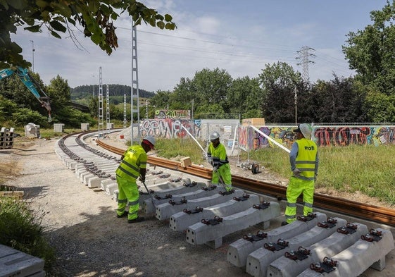Operarios de la adjudicataria, la UTE Vialobra-SIEC, trabajan en la construcción del nuevo trazado ferroviario, junto a las pistas de skate de La Lechera.