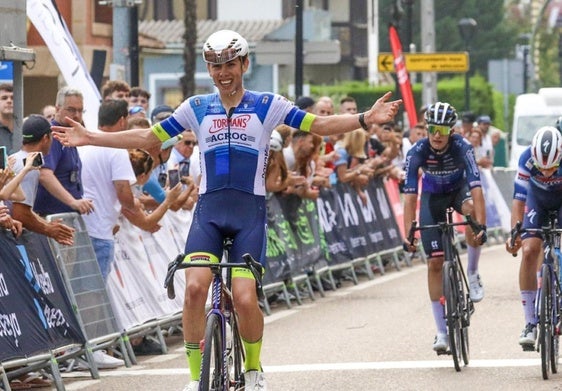 Jort Dockx levanta los brazos en señal de victoria en Renedo de Piélagos.