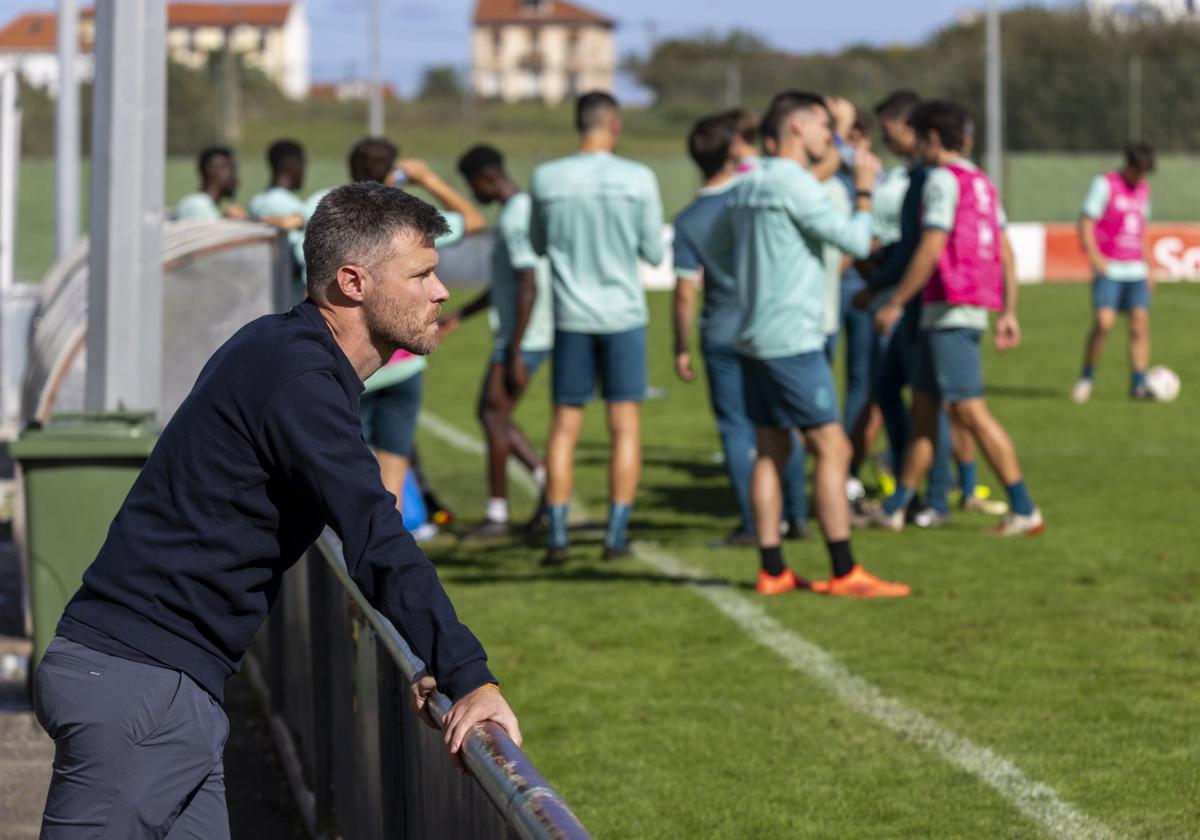 Mikel Martija observa con detenimiento un entrenamiento en La Albericia durante la temporada que acaba de finalizar.