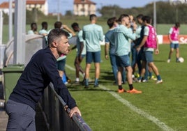 Mikel Martija observa con detenimiento un entrenamiento en La Albericia durante la temporada que acaba de finalizar.
