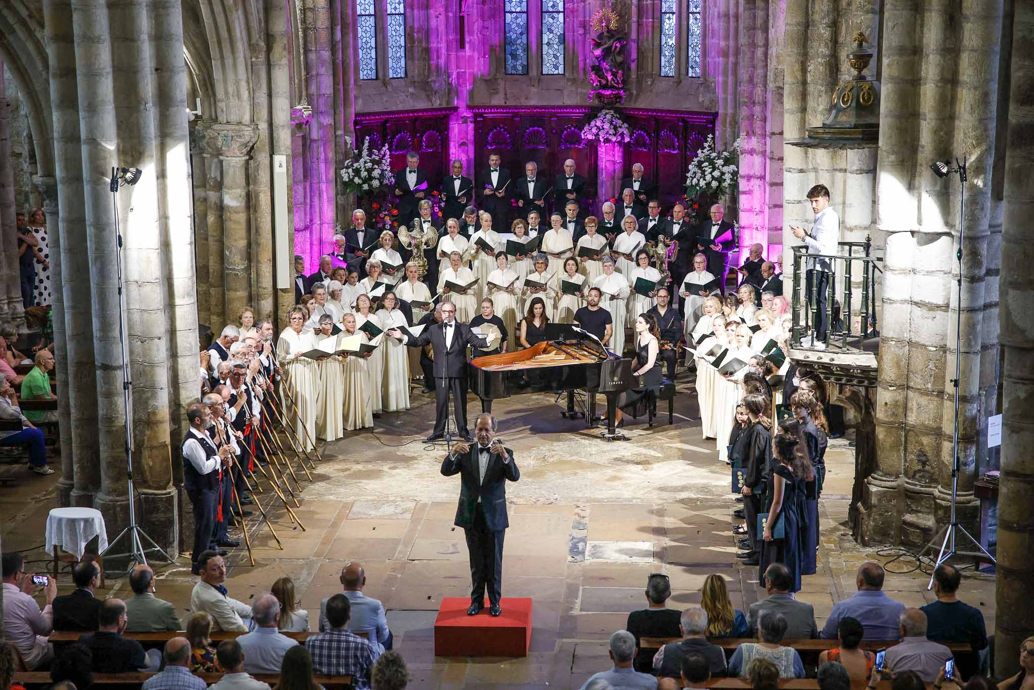 José Luis Ocejo saluda al público asistente al concierto que llenó la iglesia de Santa María para seguir esta celebración.
