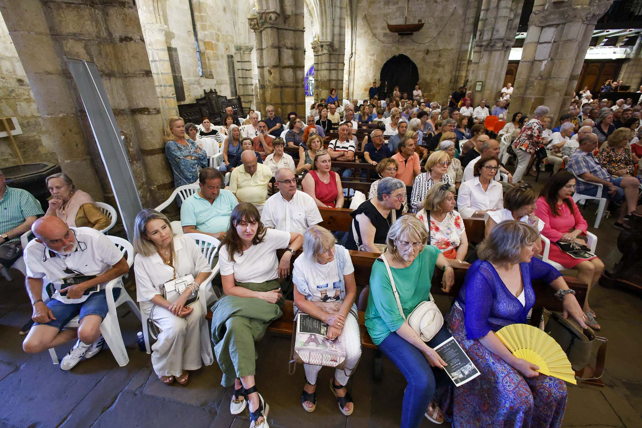 El templo se quedó pequeño para escuchar a la Coral Salvé y al resto de agrupaciones que le acompañaron en esta 'Misa Popular Cántabra', que fusiona la liturgia con el folclore cántabro.