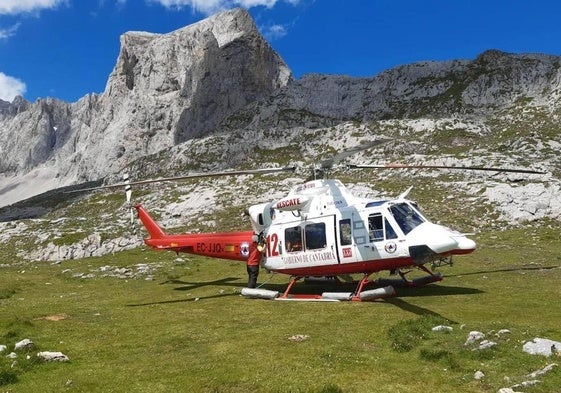 El helicóptero de rescate del Gobierno de Cantabria, en una intervención en Picos de Europa, frente a la torre de Altaiz.