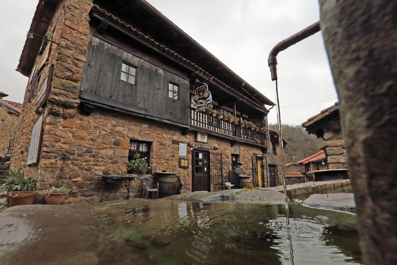 El agua que mana de una de las fuentes del casco histórico.
