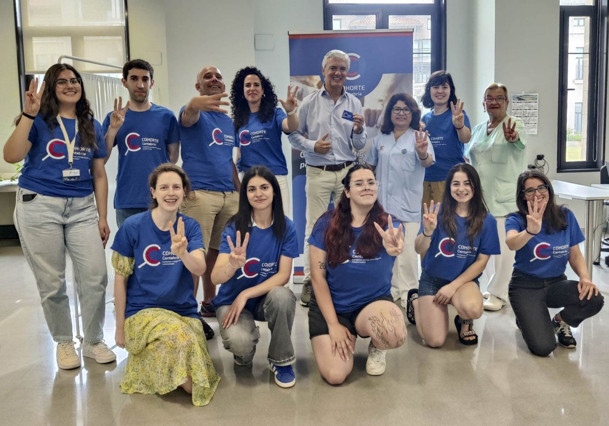 Parte del equipo de 'Cohorte Cantabria' celebra que ya solo quedan 3.000 voluntarios.