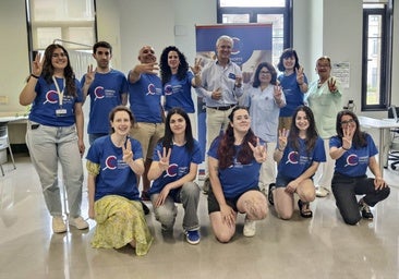 Parte del equipo de 'Cohorte Cantabria' celebra que ya solo quedan 3.000 voluntarios.