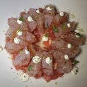 Imagen - Entre los platos nuevos está, muy bien ejecutado y sabroso, el de gambones marinados a la sal con una cocasse de tomate, albahaca y limón, con puntos de mahonesa