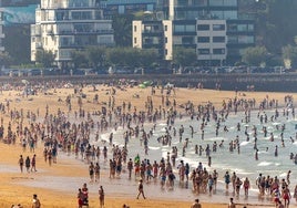 Bañistas aprovechan el calor para darse un chapuzón en la Segunda de El Sardinero.