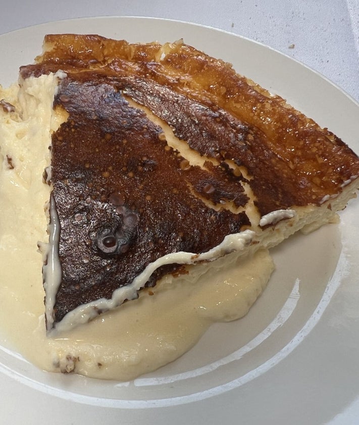Imagen secundaria 2 - Tartar de bonito del Cantábrico, guiso de cachón con arroz blanco y tarta de queso,