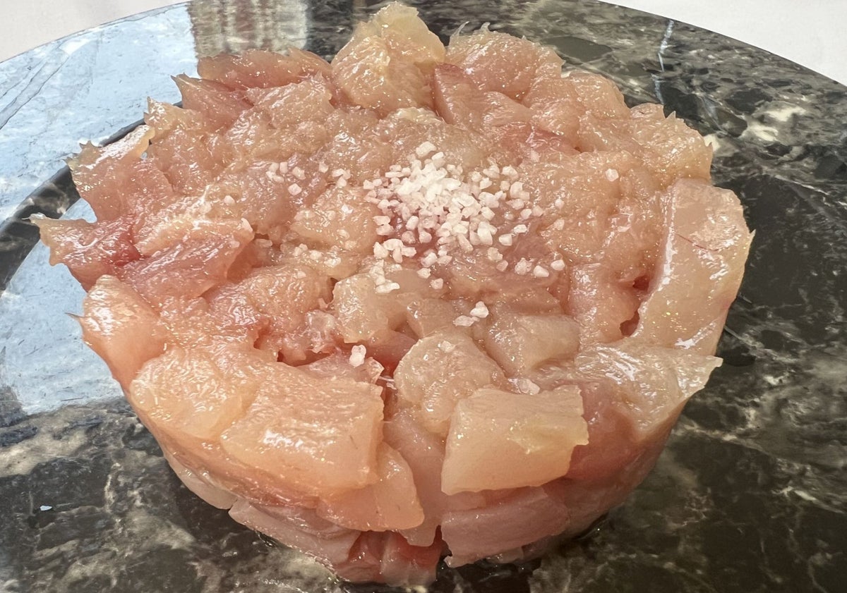 Imagen principal - Tartar de bonito del Cantábrico, guiso de cachón con arroz blanco y tarta de queso,