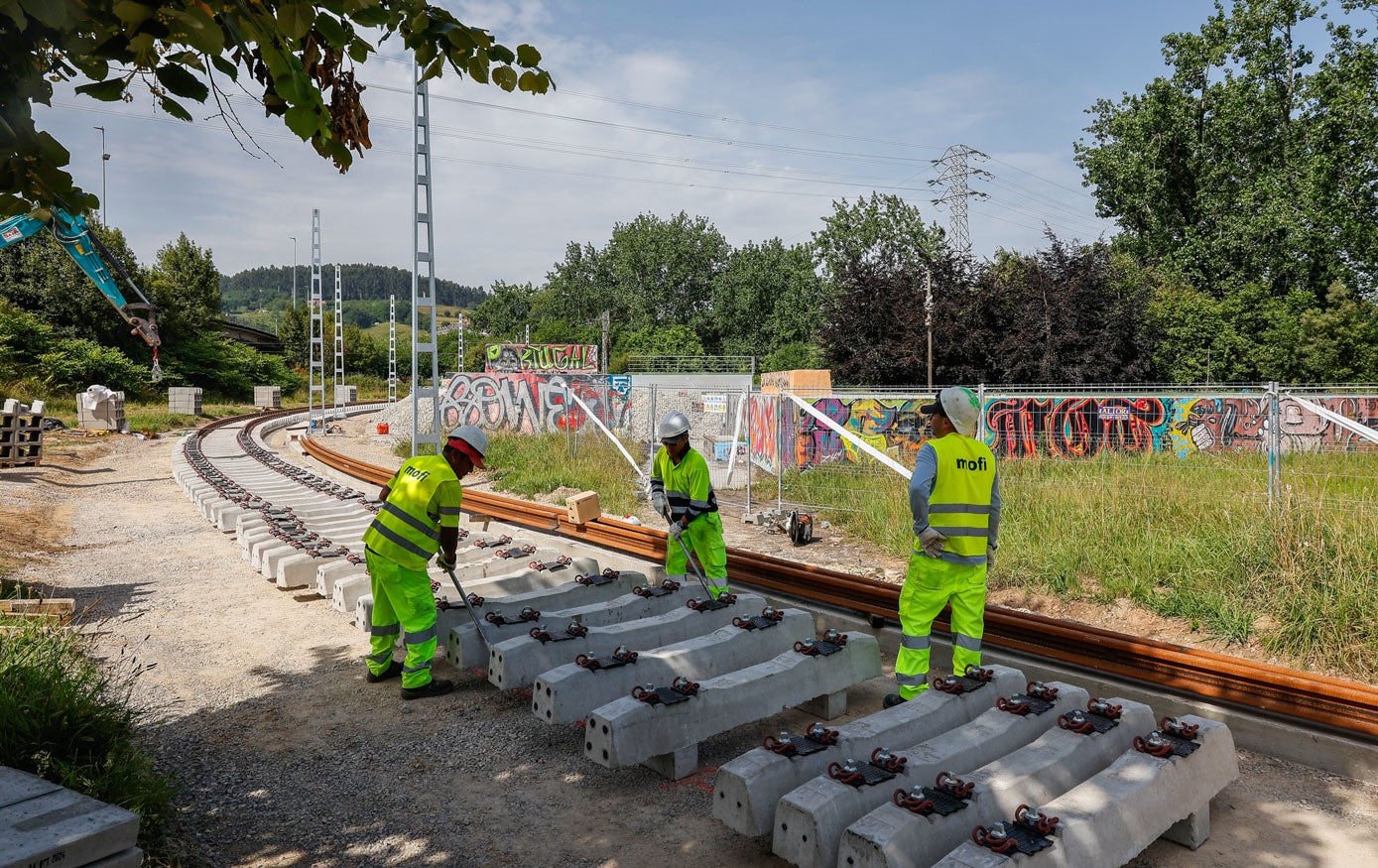 El desvío provisional comenzó a construirse a comienzos de 2024 y ha sufrido meses de retraso; según el Ayuntamiento, estará preparado para absorber el tráfico ferroviario el año que viene. 
