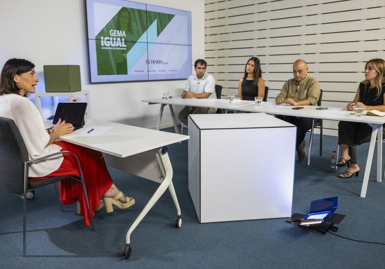 Gema Igual, durante la entrevista con los cuatro periodistas deEl Diario Montañés.