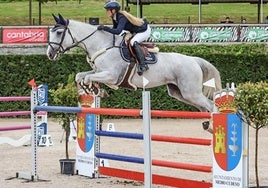 Ana Maria Kuhlmann y su caballo superan un obstáculo.