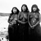 Elek, Angela Loij e Imshuta durante una danza llamada Kewánix en honor a Tanu. Cada mujer tiene el cuerpo pintado con arcilla roja y motivos blancos específicos de su linaje. Selknam, 1919-1924.