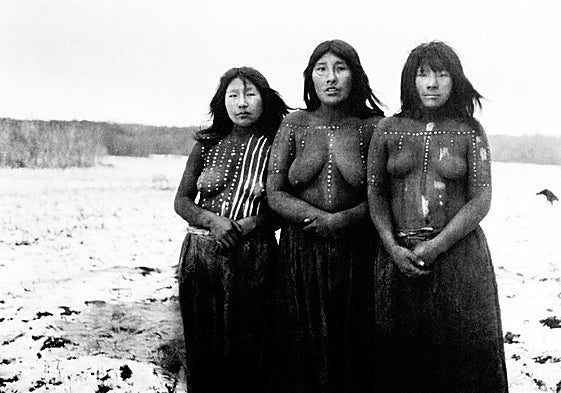 Elek, Angela Loij e Imshuta durante una danza llamada Kewánix en honor a Tanu. Cada mujer tiene el cuerpo pintado con arcilla roja y motivos blancos específicos de su linaje. Selknam, 1919-1924.