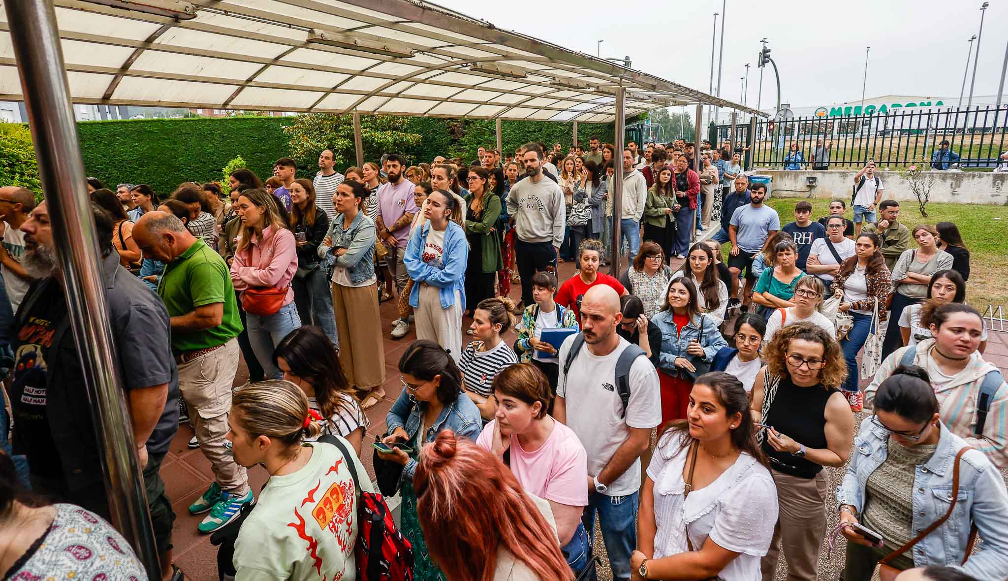Alumnos congregados en la entrada de uno de los institutos a la espera de ser llamados para acceder a la primera prueba.
